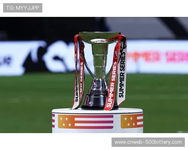 英超奖杯巡展至曼彻斯特，吸引数千市民参观